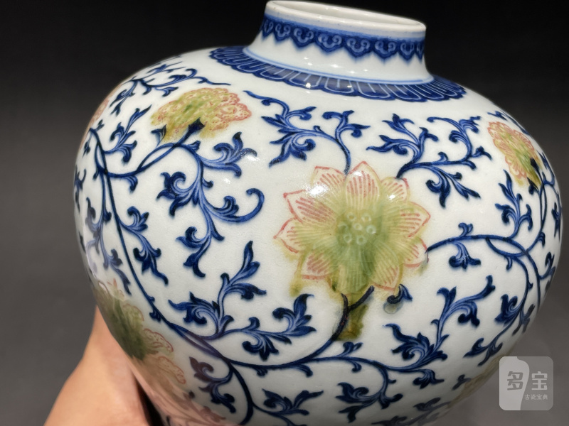 清乾隆 青花釉里红缠枝花卉纹梅瓶 - 图6